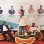 Mahfud, Anggota DPRD Provinsi Jawa Timur, saat jadi pembicara talkshow pemuda untuk menyongsong pembangunan Madura, kemarin (11/11).