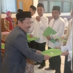 Plt Kepala Kemenag Kota Pasuruan, Munif, saat dana dana BOP secara simbolis kepada perwakilan lembaga penerima, belum lama ini. 