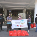 Wali Kota Surabaya Tri Rismaharini secara simbolis menerima bantuan paket sembako dari program CSR iForte Sehati. foto: istimewa