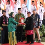 Bupati Sidoarjo didampingi Ketua KPU Jatim dan Sidoarjo saat menyambut Kirab Pemilu 2024. Foto: Ist
