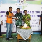 Bupati Gresik Sambari memberikan potongan tumpeng kepada salah satu pemain saat launching Persegres GU Liga I 2017 di Mess Persegres. foto: syuhud/ bangsaonline