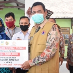 Bupati Pungkasiadi memberikan dana bansos kepada warganya secara simbolis. 