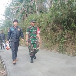 Bupati Trenggalek Nur Arifin bersama Dansatgas TMMD Kodim 0806/Trenggalek Letkol Inf Dodik Novianto, saat meninjau jalan yang baru saja dibangun.