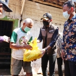 Seorang warga Tuban sedang menerima bansos.