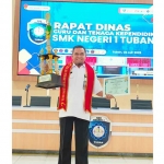 Kepala SMKN 1 Tuban saat membawa trofi yang diraih dalam Festival Literasi Nasional 2025.