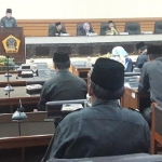 Kondisi tempat duduk anggota DPRD di sidang paripurna banyak yang kosong. foto: SYUHUD/ BANGSAONLINE