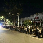 Jajaran petugas dari Polda Jatim saat melakukan patroli.