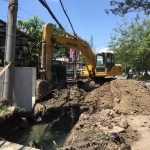 Kondisi galian dan alat berat yang berhenti beroperasi usai tewasnya mandor proyek box culvert di Jl. Gayungsari barat