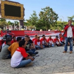 DPD Lira Probolinggo saat menggelar orasi dan istighotsah di depan kantor bupati.