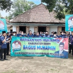 Koordinator Relawan Bagus Muhaimin Kabupaten Kediri, Muhammad Yasin (pegang mik), bersama puluhan relawan saat deklarasi dukungan. Foto: MUJI HARJITA/BANGSAONLINE