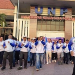 Rektor UNP Kediri, Dr. Zainal Afandi, (kanan) bersama para atlet. (Ist)