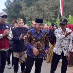 Bupati Malang, Drs. H. M. Sanusi, M.M. saat meresmikan Jalan Rabat Beton Ruasan Maduarjo - Pakisaji sekaligus memberangkatkan Karnaval Dusun Maduarjo, Sabtu (22/6/2024) petang. Foto: DADANG DWI TANTO/ BANGSAONLINE