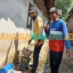 Ahmat Toyib, Kepala Dusun Jaringan Sari, Desa Karangdieng, Kecamatan Kutorejo, Kabupaten Mojokerto, saat memperlihatkan program SPAM. Foto: ROCHMAT SAIFUL ARIS/BANGSAONLINE