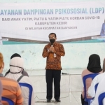 Plt. Kepala Dinas Sosial Kabupaten Kediri Suharsono saat memberikan sambutan di kegiatan Layanan Dampingan Psikososial (LDP) bagi anak yatim, piatu, dan yatim piatu korban Covid-19 di Desa Maron, Kecamatan Banyakan. foto: ist.