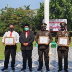 Penghargaan yang diberikan secara langsung oleh Wakil Bupati Bangkalan, Mohni setelah Upacara Peringatan Hari Pahlawan di Halaman Pemkab Bangkalan, Selasa (10/11/2020). (foto: ist)
