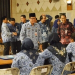 ?Sekkab Gresik Kng.Djoko Sulistiohadi saat berbincang dengan anggota Korpri. Foto: Syuhud/BANGSAONLINE

