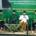 Prof. Dr. KH. Asep Saifuddin Chalim, M.A. (berbaju putih) dan Drs. KH. Fathurrohman, M.Pdi (nomor dua dari kiri) dalam acara pelantikan Pergunu Kota Surabaya di Institut KH Abdul Chalim Pacet Mojokerto, Sabtu (10/4/2021). FOTO: MMA/ BANGSAONLINE.com