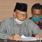 Bupati Gresik Sambari Halim Radianto didampingi Kepala Bappeda Herman TH Sianturi membacakan LKPj APBD 2019 via video conference. foto: SYUHUD/ BANGSAONLINE