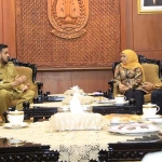 Gubernur Jatim, Khofifah Indar Parawansa menerima audiensi Wali Kota Probolinggo Hadi Zainal Abidin di Gedung Negara Grahadi, Surabaya, Selasa (11/6). foto: ist