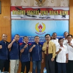 Rombongan KONI Kabupaten Sumenep foto bareng pengurus KONI Kabupaten Pamekasan usai silaturrahim. 