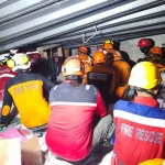 Petugas gabungan saat proses evakuasi korban ambruknya Musala Pondok Pesantren (Ponpes) Al-Khoziny di Buduran, Sidoarjo.