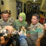 Sekda Jombang, Ita Triwibawati memberikan keterangan usai penggeledahan yang dilakukan oleh KPK di ruang kerjanya. foto: RONY SUHARTOMO/ BANGSAONLINE