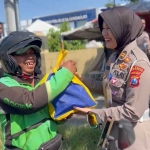 Anggota Polresta Sidoarjo saat membagikan paket sembako kepada pengendara yang tertib berlalu lintas (dok. Ist)