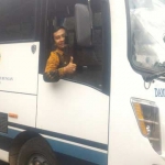 Camat Bendungan, Nur Kholik, saat naik bus yang bakal digunakan untuk jalur Tulungagung-Ponorogo. foto: HERMAN/ BANGSAONLINE