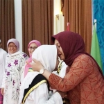 Wali Kota Ika saat memeluk salah satu wisudawati.