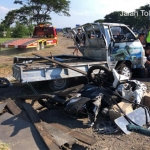 Kondisi pick up usai terguling setelah ditabrak sedan BMW di tol Sidoarjo.