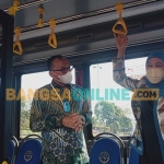 Gubernur Jawa Timur, Khofifah Indar Parawansa, saat mencoba bus listrik produksi PT INKA Madiun. Foto: DEVI FITRI AFRIYANTI/BANGSAONLINE