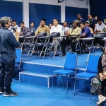 Peserta workshop yang berlangsung di Stikosa-AWS.