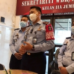 Sarwito, Plt Kepala Lapas Kelas II A Jember, saat memberikan penjelasan terkait kasus penganiayaan antar napi.