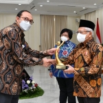 Penyerahan penghargaan Proper Emas oleh Wakil Presiden RI Ma’ruf Amin kepada Direktur PHE WMO, Endro Hartanto, Kamis (29/12/2022).