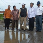 Wagub Jatim Saifullah Yusuf didampingi Bupati Sambari dan pejabat terkait saat melihat kerusakan jalan pantura. foto: SYUHUD/ BANGSAONLINE