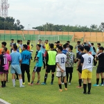 MEMBELUDAK: Ratusan pemain lokal Bojonegoro mengikuti seleksi tim Persibo, Jumat (25/6/2021) sore. (Foto: EKY NURHADI/ BANGSAONLINE)