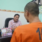 Kompol Sugeng Purwanto saat meminta keterangan tersangka.