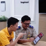 Petugas dari Kementerian ATR/BPN ketika menunjukkan aplikasi Sentuh Tanahku.