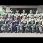 Gubernur Jatim Soekarwo ditemani Karo Humas dan Protokol Pemprov Jatim Benny Sampir Wanto, foto bersama jajaran pejabat Seskoad di Bandung, Senin (16/4).