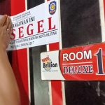 Tanda segel yang dipasang petugas Satpol PP Blitar di tempat karaoke Maxi Brillian.