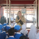 Bupati Mojokerto, Ikfina Fahmawati, saat menemui anak-anak melalui program Sapa Bunda.