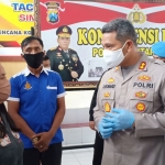 Pelaku saat diinterogasi di Mapolres Blitar Kota.