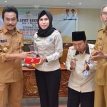 Wabup Qosim menyerahkan penghargaan secara simbolis kepada Korkab PKH Gresik Diana Tri Ratna Ningtyas disaksikan Kepala Dinsos Sentot Supriyohadi. foto: ist.