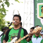 Rommy saat tampil memetik bass dalam satu kesempatan. Foto: ist