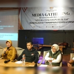Dari kiri - Reza Christian (Divisi Hukum), Moch. Wahyudi (Divisi Sosialisasi dan Parmas), Pusporini Endah Palupi (Ketua KPU Kota Kediri), Nasrudin (Divisi Perencanaan Data dan Informasi), Nia Sari (Divisi Teknis) dan Fany Wijayanto, Sekretaris KPU Kota Kediri. Foto: MUJI HARJITA/ BANGSAONLINE