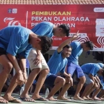 Keseruan warga binaan saat mengikuti lomba memasukkan paku dalam botol. Foto: Ist.