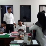 Petugas Tipiter Polres Gresik saat menggeledah Kantor Inspektorat di gedung Kantor Bupati Gresik, Rabu (19/9) kemarin. foto: syuhud/ bangsaonline.com