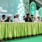 Gus Mus didampingi pimpinan sidang saat mengeluarkan fatwa pemilihan Rais Aam akan ditentukan secara musyawarah mufakat oleh Rais Suriah se-Indonesia. (foto: merdeka)