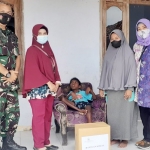 Ketua Persit Kartika Candra Kirana (KC) Cabang XLV Kodim 0826 Pamekasan memberikan bantuan kepada keluarga anggota yang sedang menderita sakit, Kamis (10/2/2022) pagi.