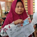 Salah satu petani tembakau di Kecamatan Larangan, Kabupaten Pamekasan saat menerima bantuan BLT DBHCHT